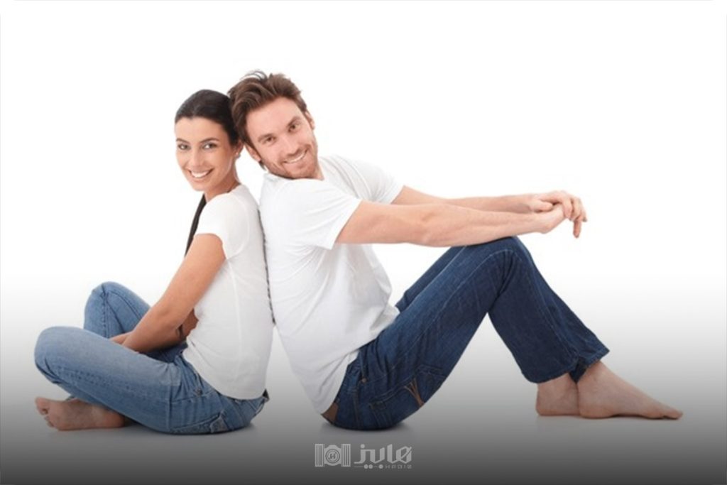 ژست عاشقانه نشستن پشت ‌به ‌پشت روی صندلی
