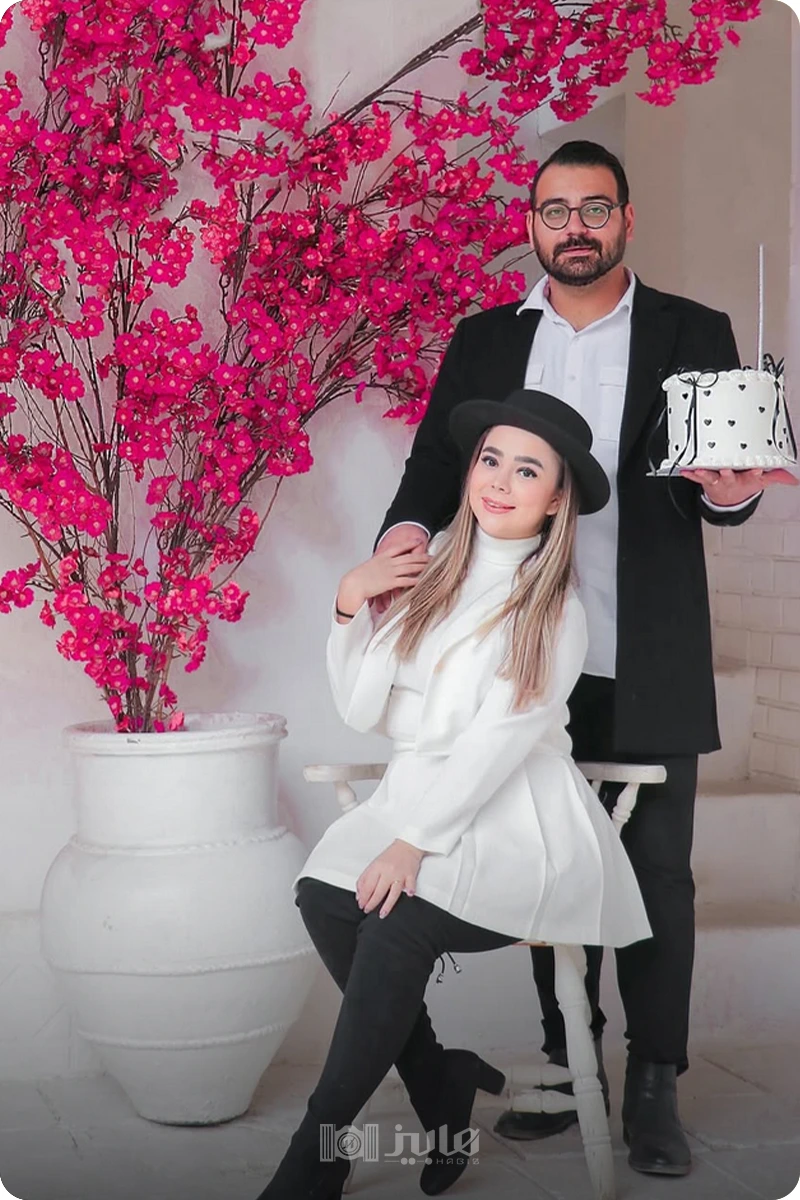 ایده عکس روز دختر در آتلیه با پارتنر؛ ژست عکس روز دختر دونفره