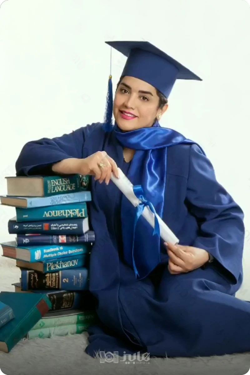 عکس فارغ التحصیلی فانتزی با کتاب؛ ایده عکاسی فارغ التحصیلی