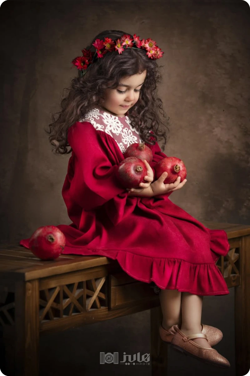 ژست عکس شب یلدا بچگانه؛ ایده عکاسی کودک سنتی رترو با انار