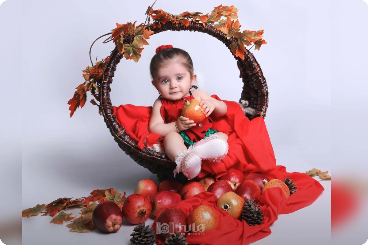 ژست عکس شب یلدا بچگانه؛ ایده عکاسی کودک با دکور