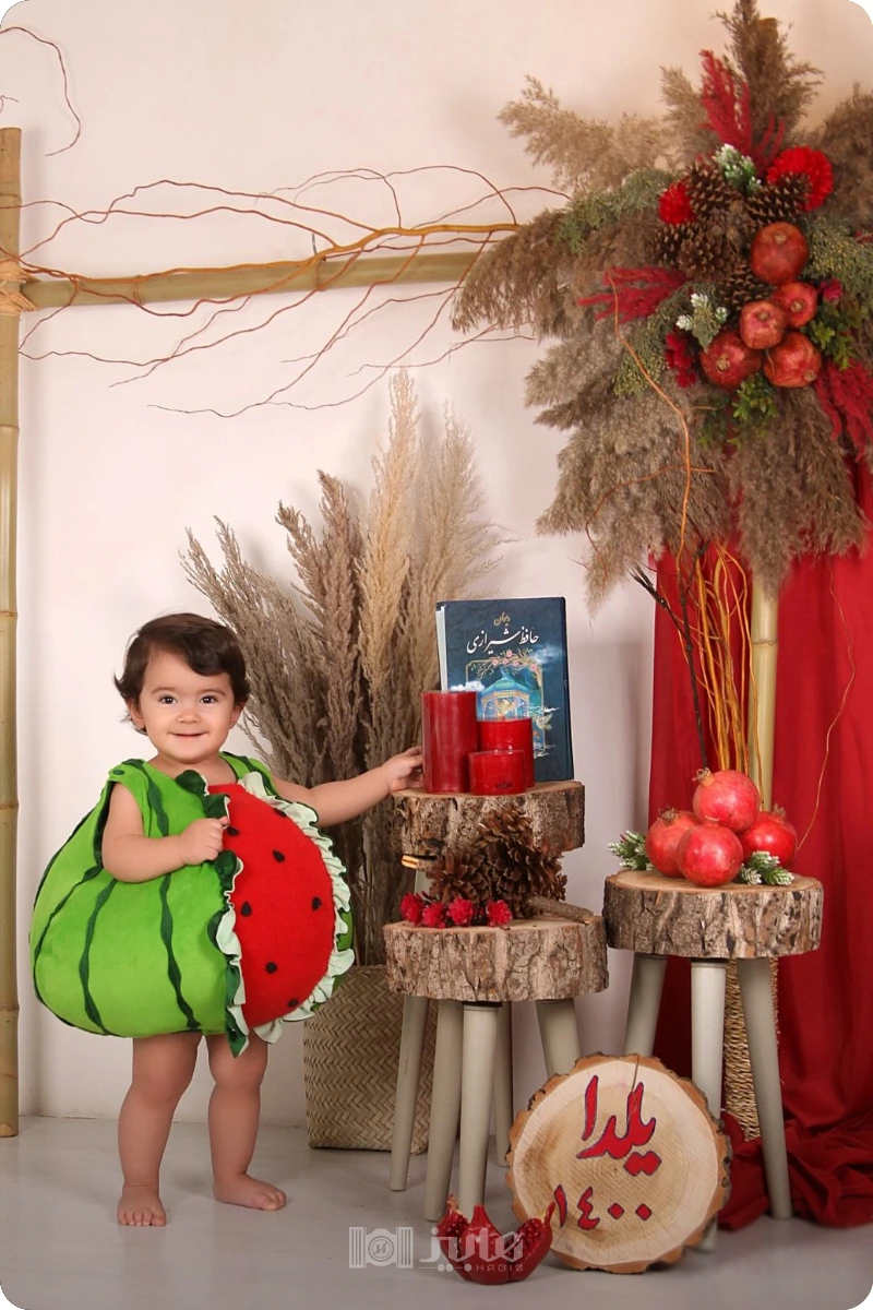 ژست عکاسی کودکانه یلدایی؛ ایده عکس یلدا با لباس هندونه ای