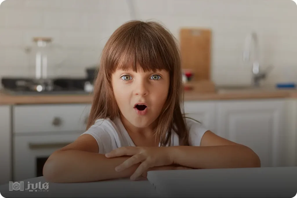  ژست عکس کودک در منزل