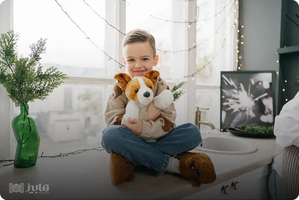  ژست عکس کودک در منزل