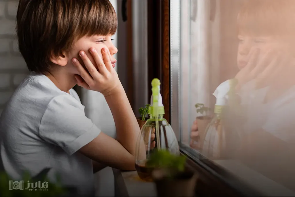  ژست عکس کودک در منزل