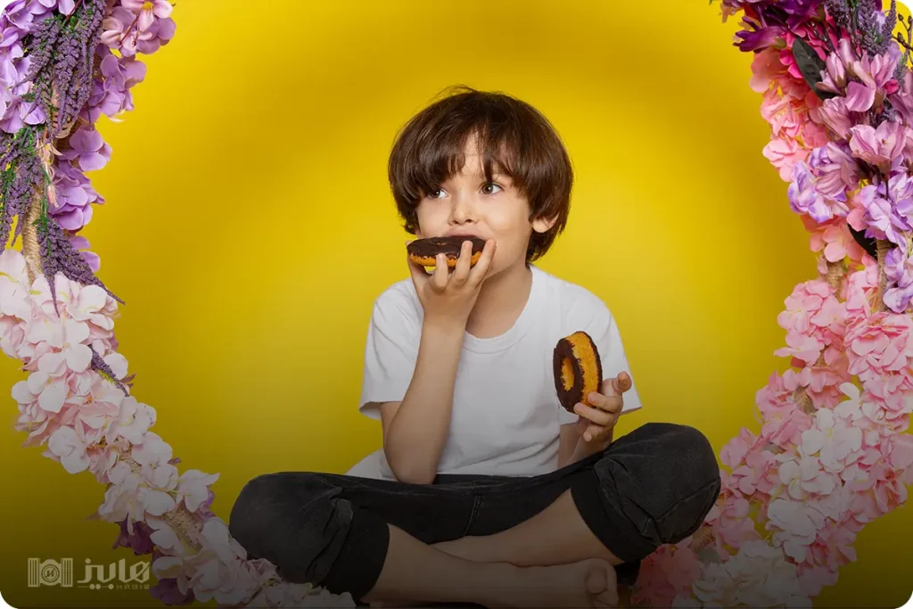  ژست عکس کودک در منزل