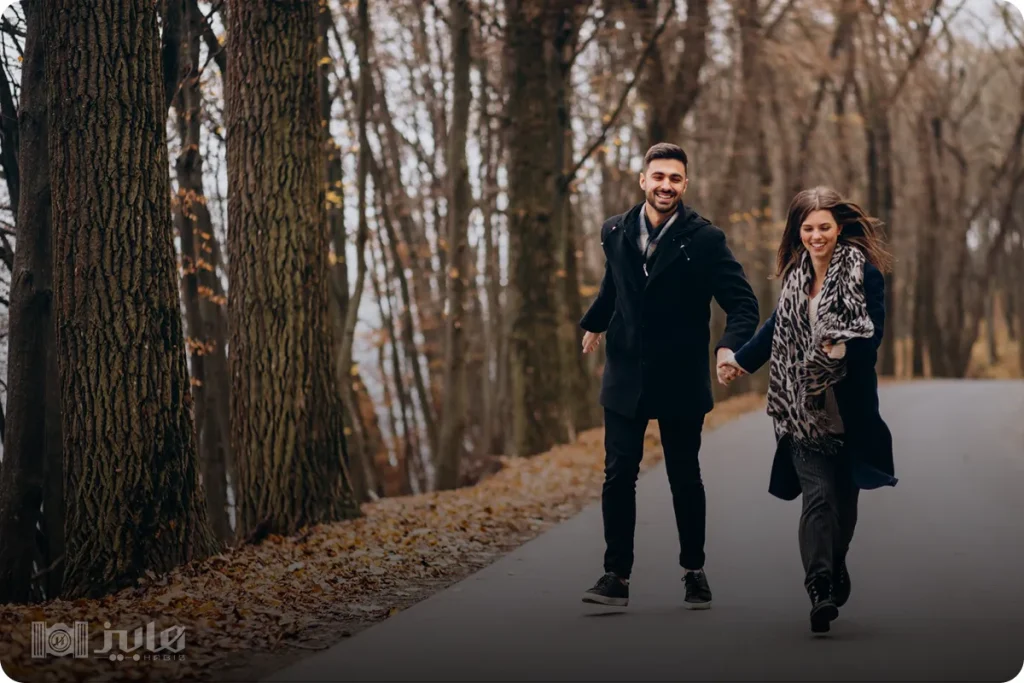 ژست عکاسی دونفره قدم زدن دست در دست