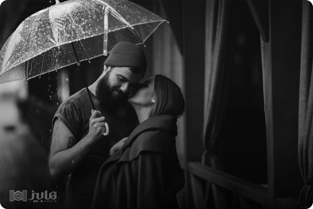 ژست عکاسی دونفره با چتر زیر باران