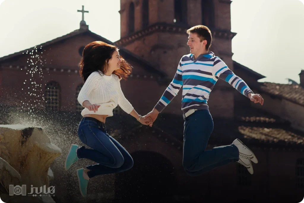 ژست عکاسی دونفره عاشقانه پریدن یا شادی کردن