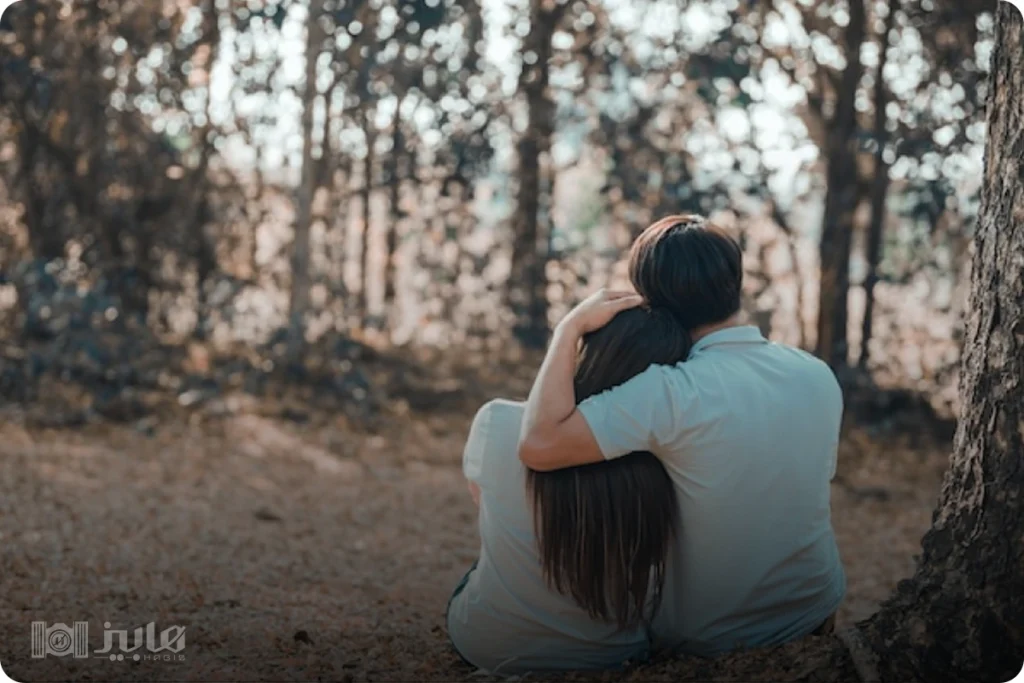 ژست نگاه به منظره، پشت به دوربین