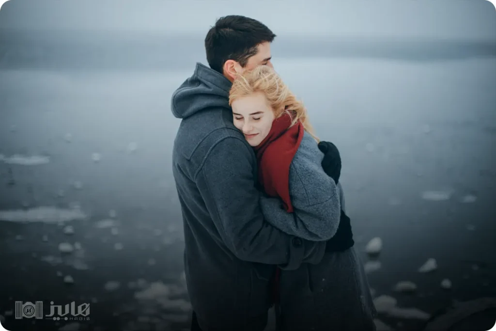 ژست عکاسی دونفره با آغوش و بغل