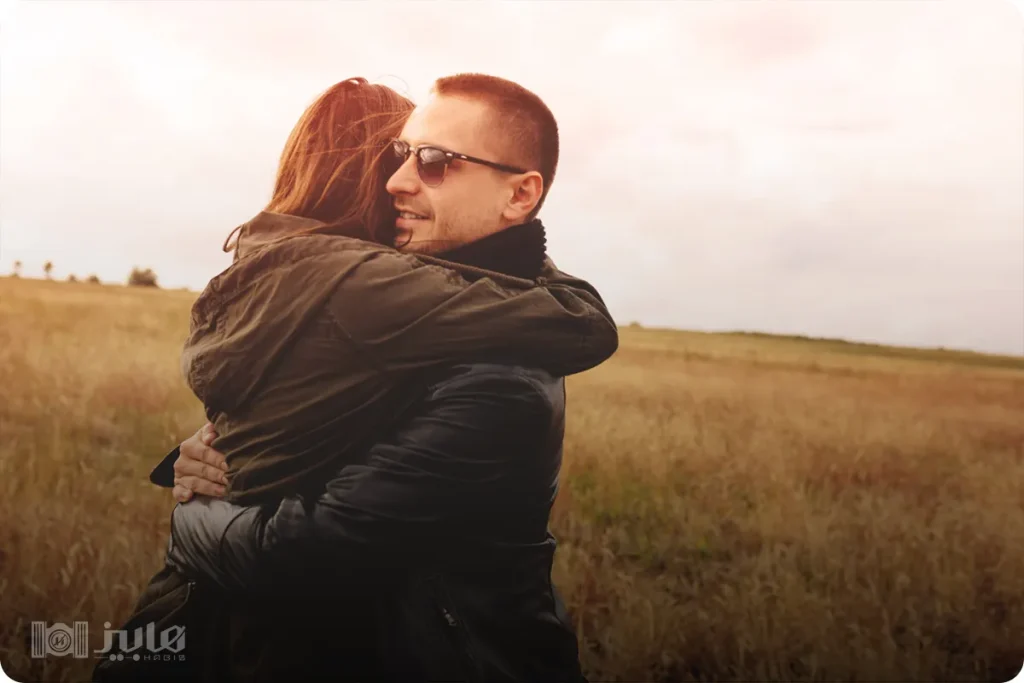 ژست عکاسی دونفره بغل از پشت