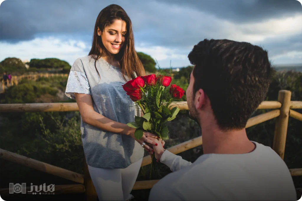 ژست عکاسی دونفره هدیه دادن دسته گل