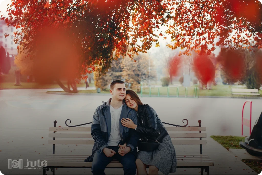 ژست عکاسی دونفره عاشقانه روی نیمکت