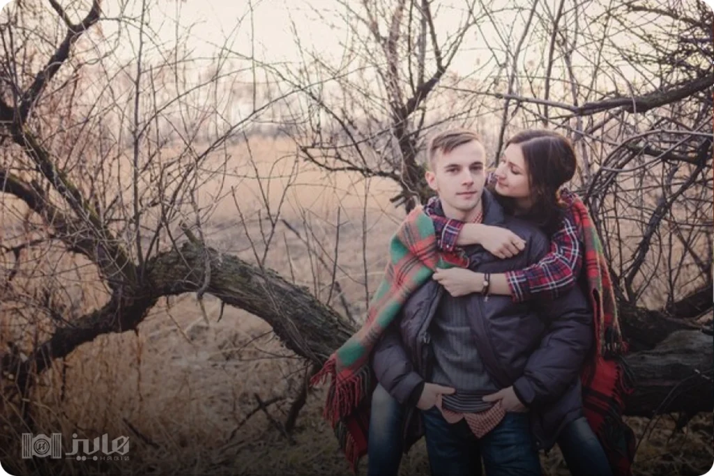 ژست حلقه کردن دستها دور گردن