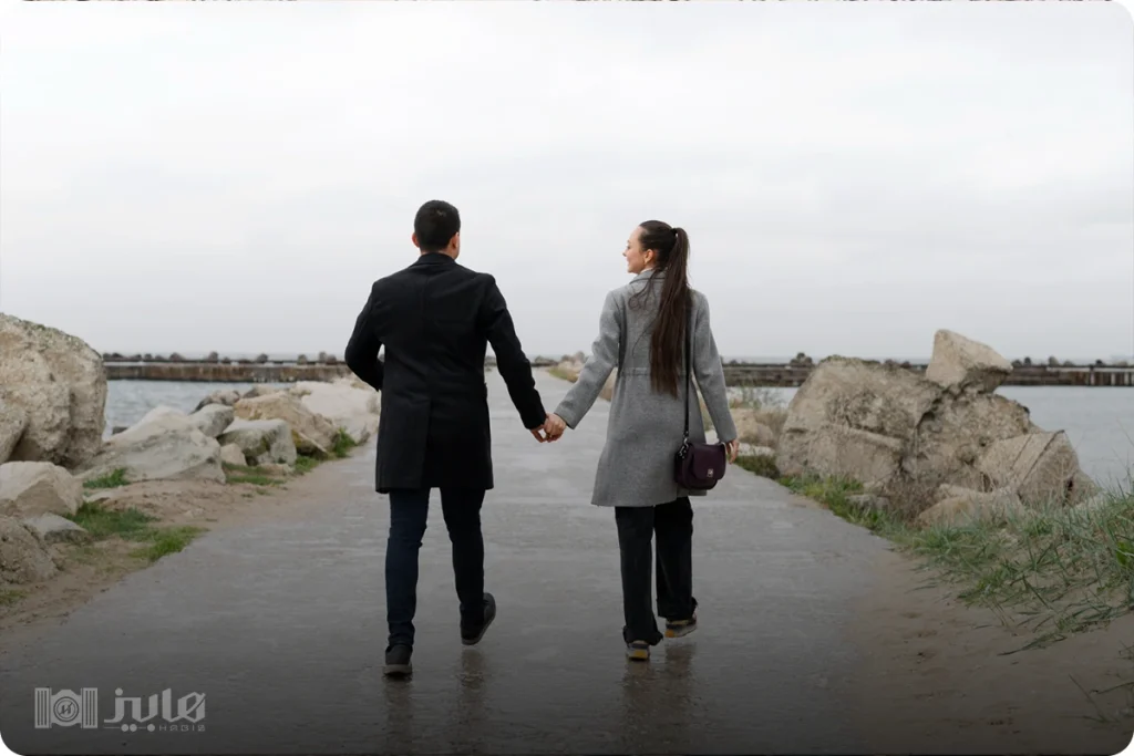 ژست عکاسی دونفره از پشت در حال حرکت