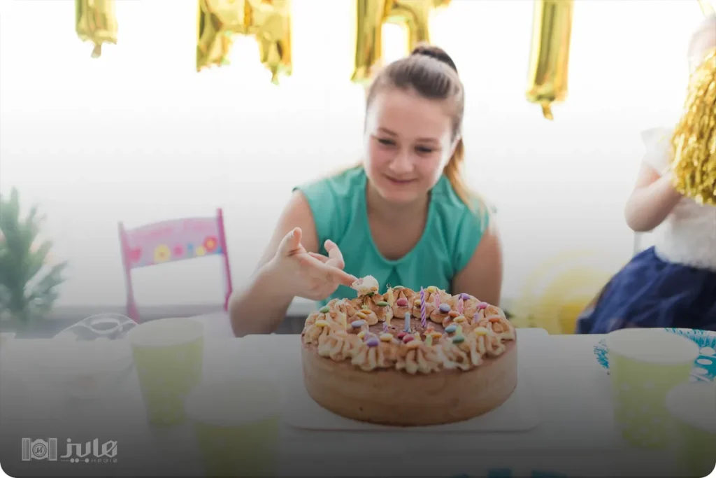 ژست برداشتن خامه کیک با انگشت