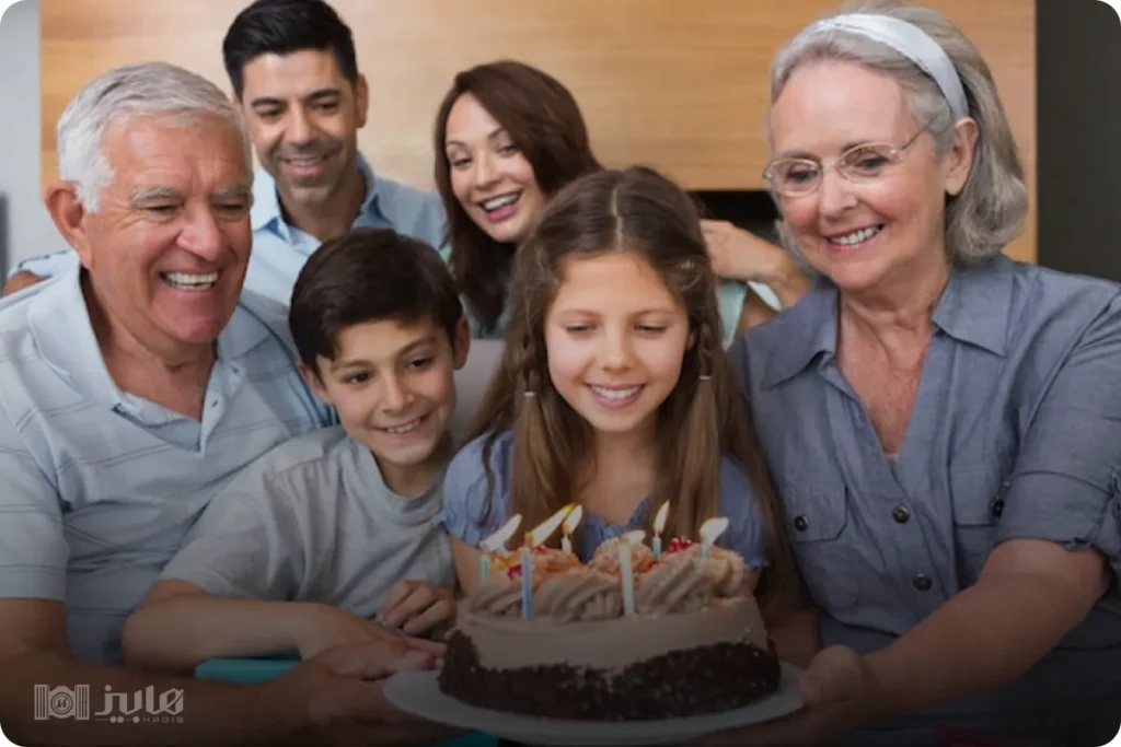 ژست تولد با کیک همراه با دوستان یا خانواده
