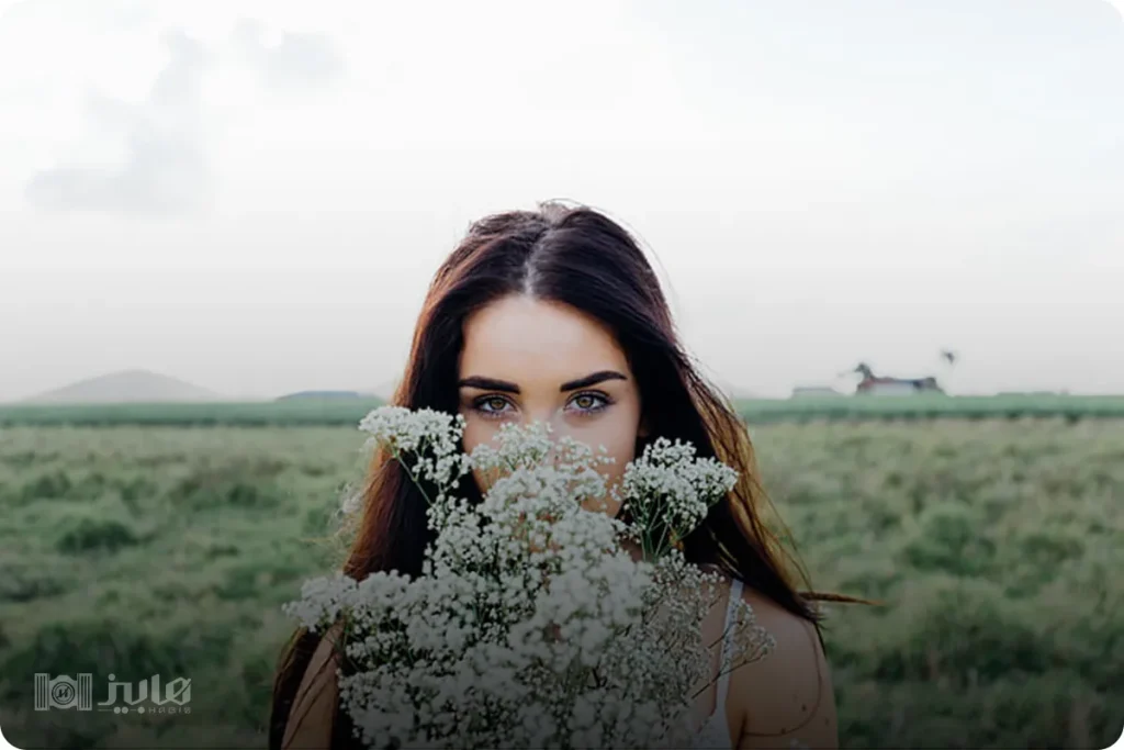 ژست پوشاندن صورت با دسته گل