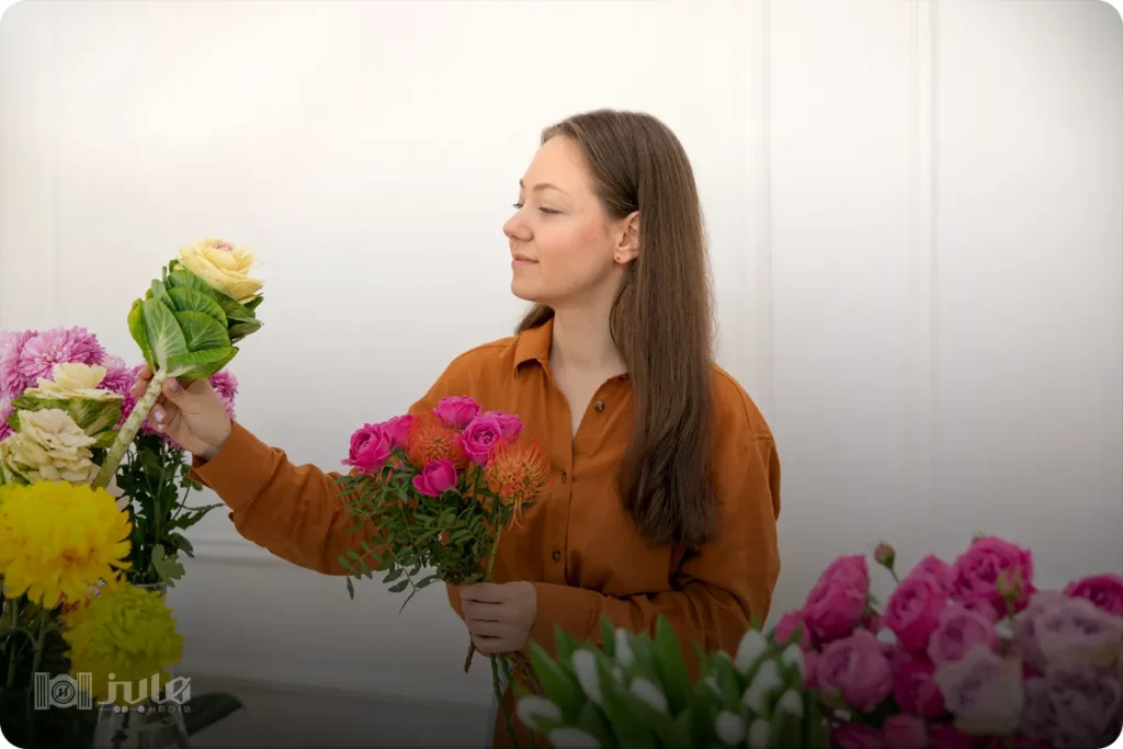 ژست مرتب کردن گل‌های دسته گل