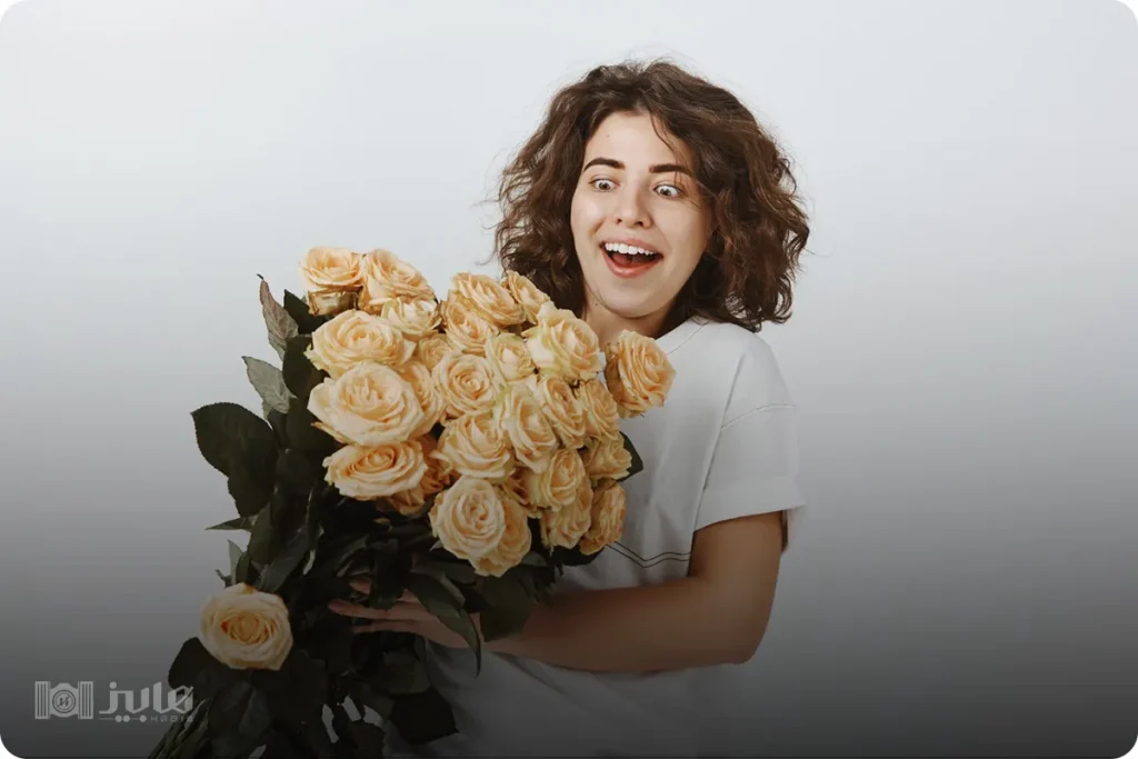 ژست نگاه عاشقانه به دسته گل