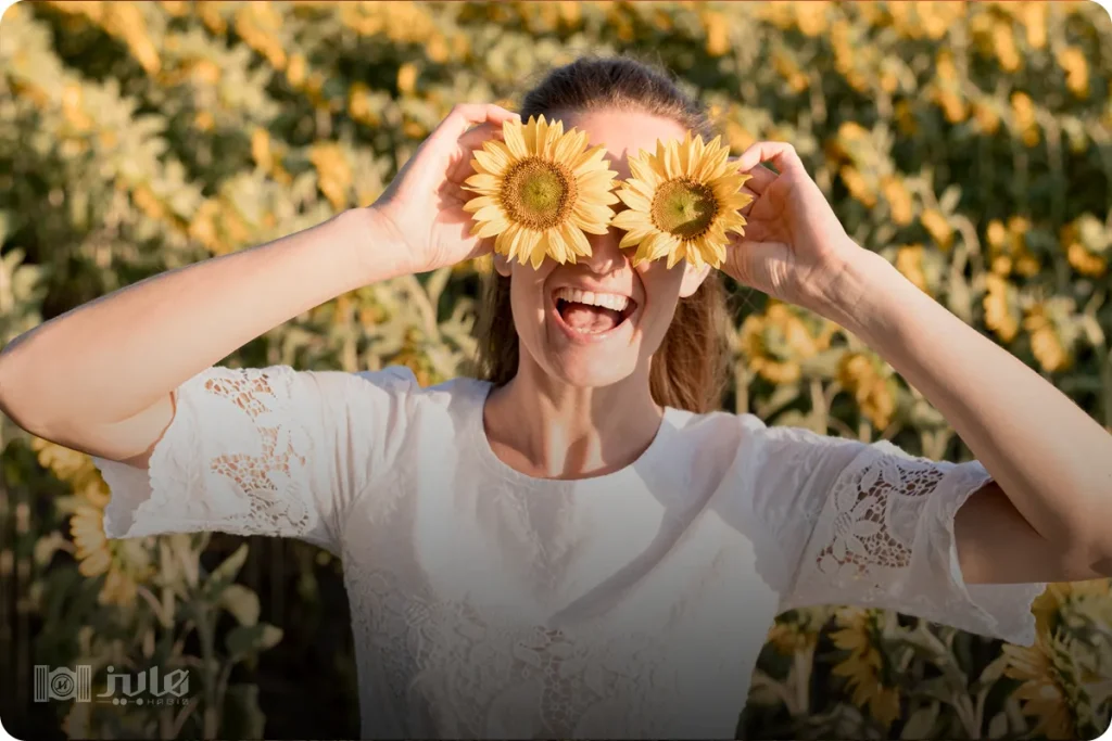 ژست قراردادن گل‌ها به جای دو چشم