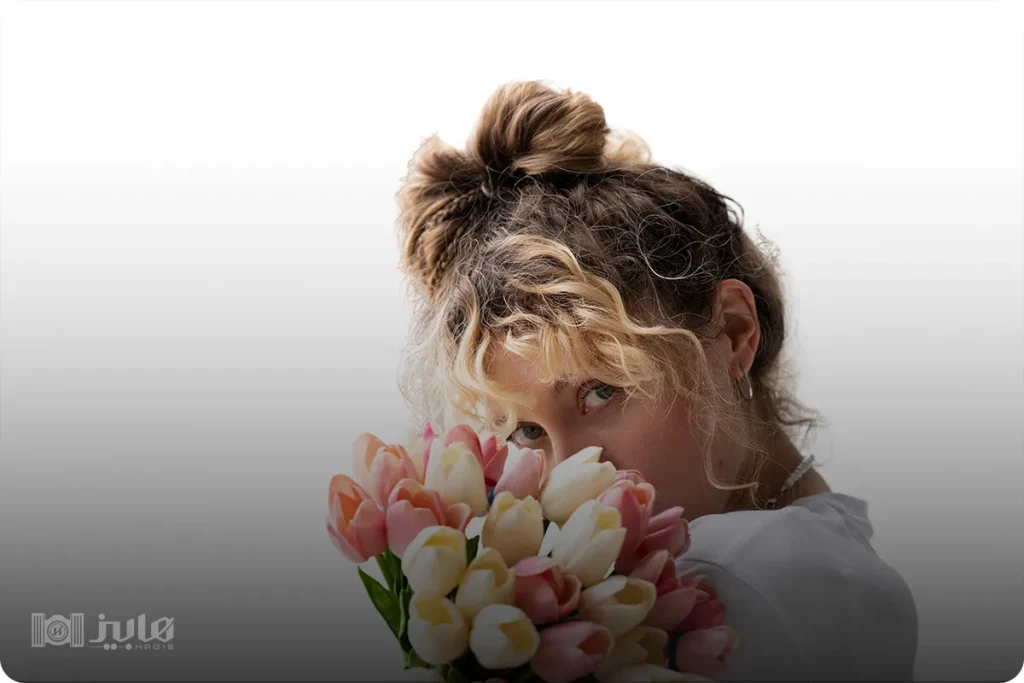 ژست عکاسی با دسته گل روی شانه