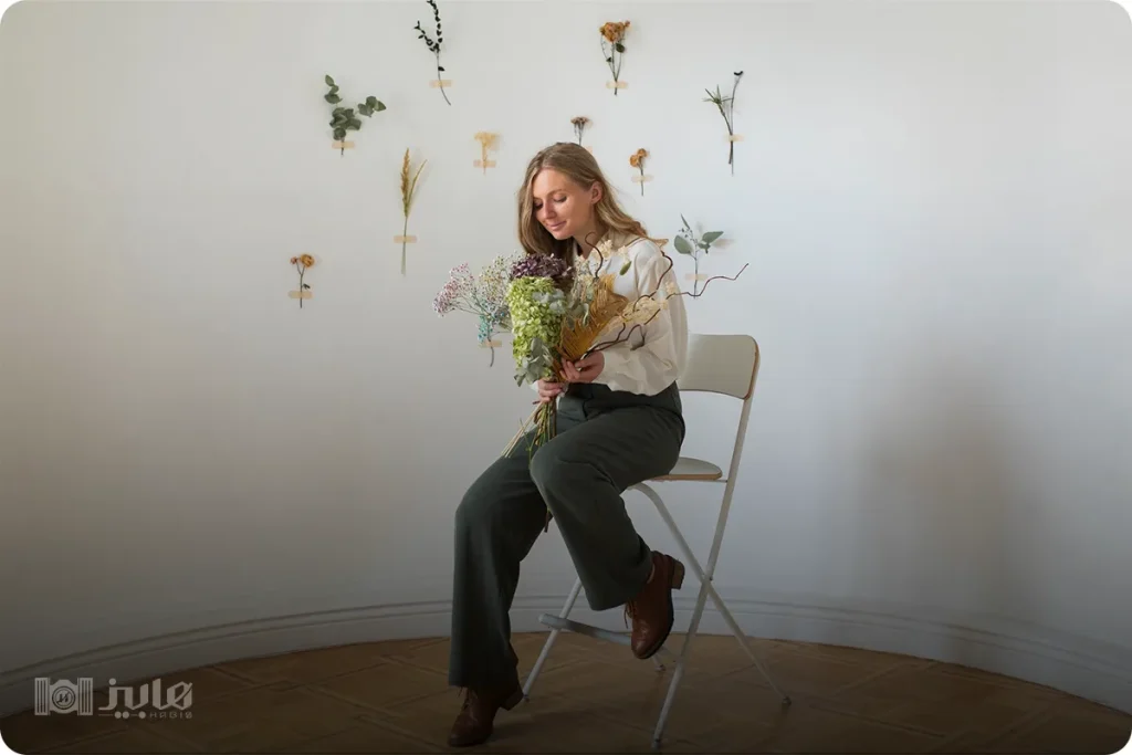 ژست عکاسی با دسته گل روی صندلی