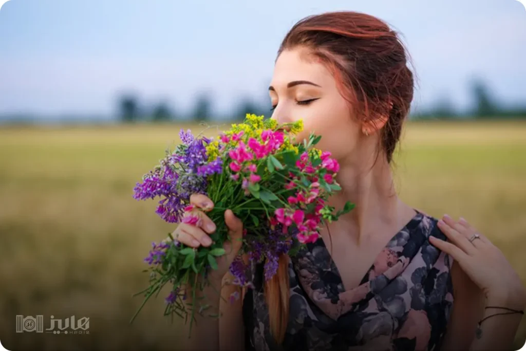 ژست عکاسی بوییدن گل‌ ها